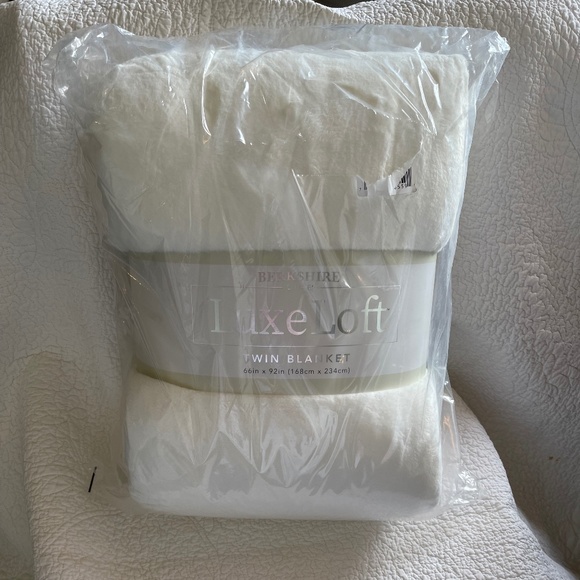 Berkshire Life Luxe Loft Twin Plush Throw Cozy Blanket 66 in x 92 in BRAND NEW!! - Picture 6 of 16
